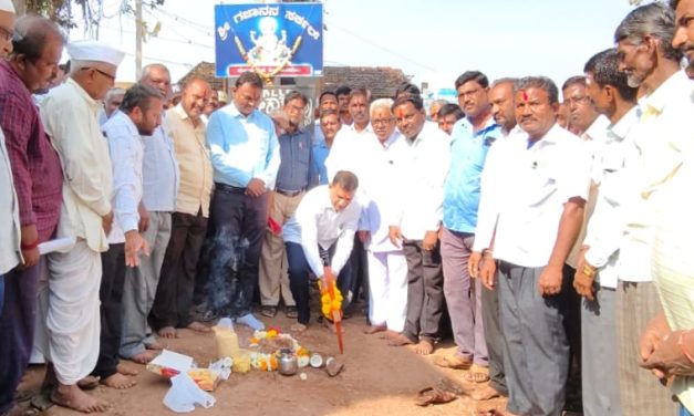 ಶಿಂದಿಕುರಬೇಟ:ವಿವಿಧ ಅಭಿವೃದ್ಧಿ ಕಾಮಗಾರಿಗಳಿಗೆ ಚಾಲನೆ ನೀಡಿದ ಕಾರ್ಮಿಕ ಮುಖಂಡರಾದ ಅಂಬಿರಾವ ಪಾಟೀಲ….