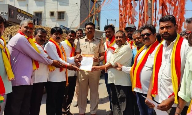 ಬಸ ನಿರ್ವಾಹಕ ಮಹದೇವ ಹುಕ್ಕೇರಿ ಮೇಲೆ ಎಂ ಇ ಎಸ್ ಪುಂಡರಿಂದ ಹಲ್ಲೆ ಕರವೇ ಪ್ರತಿಭಟನೆ..