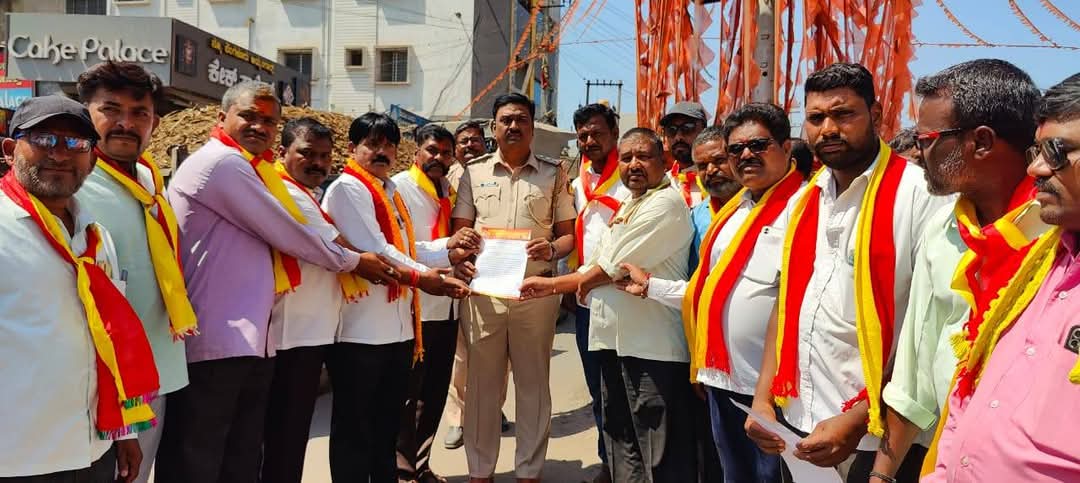 ಬಸ ನಿರ್ವಾಹಕ ಮಹದೇವ ಹುಕ್ಕೇರಿ ಮೇಲೆ ಎಂ ಇ ಎಸ್ ಪುಂಡರಿಂದ ಹಲ್ಲೆ ಕರವೇ ಪ್ರತಿಭಟನೆ..