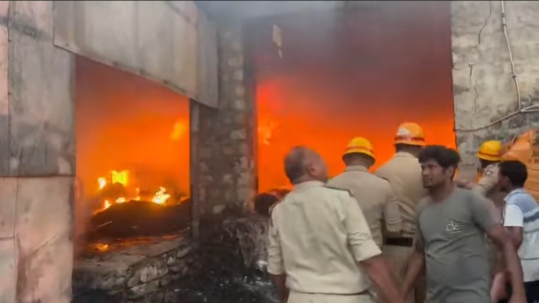 ಗೋಕಾಕ:ಮಾಣಿಕವಾಡಿಯಲ್ಲಿ ಗಾದಿ ಕಾರ್ಖಾನೆಗೆ ಬೆಂಕಿ..!!